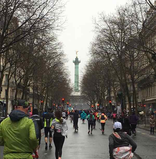 Colonne de Juillet at Place de la Bastille during the Semi Marathon de Paris (J. Chung)