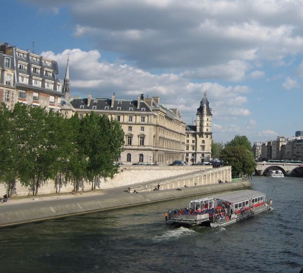 Top 92+ Images paris is on the river seine Completed