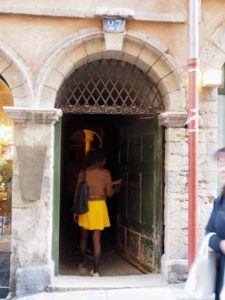 Traboule entrance in Lyon (J. Chung)
