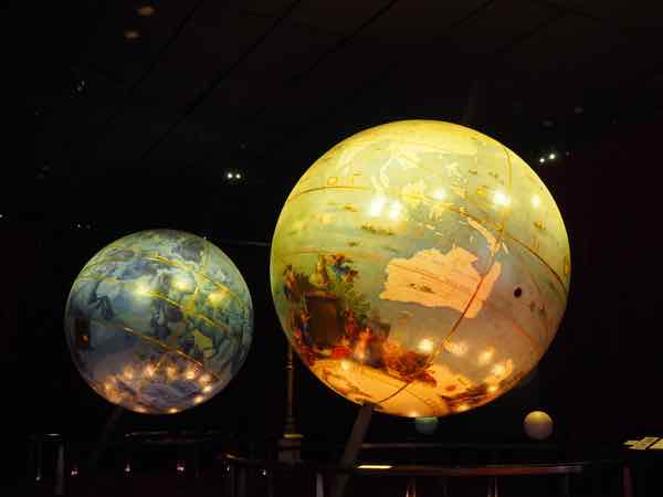 Les Globes at the Francois Mitterrand library (J. Chung)