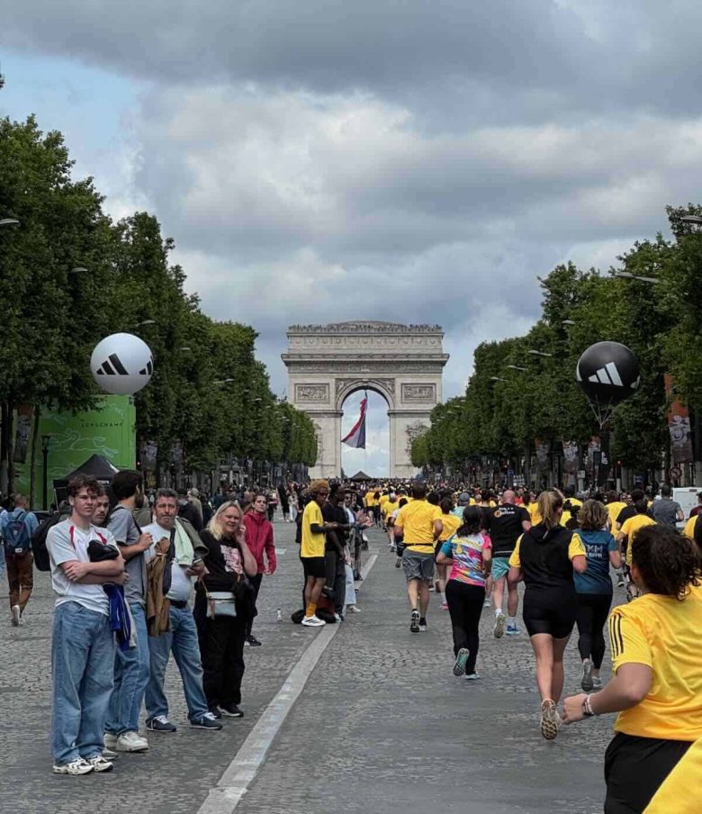 Adidas 10k Paris-approaching the Arc de Triomphe
