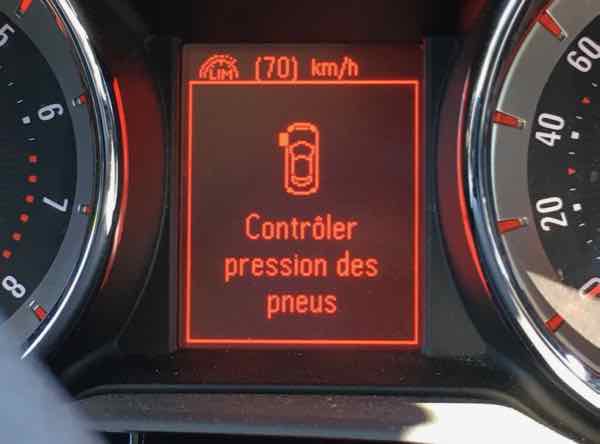 Warning light in the car. “Contrôler pression des pneus” = Check tire pressure.