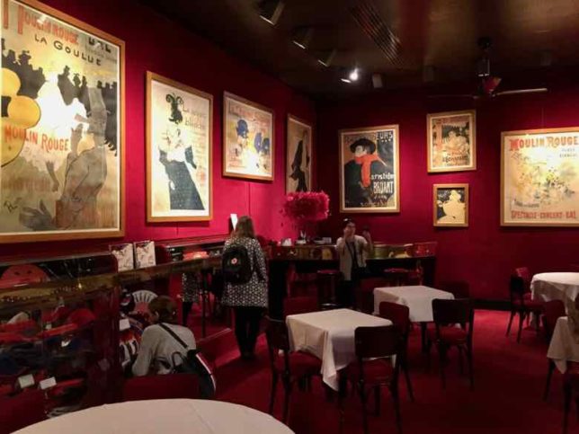 Bar area in the Moulin Rouge (J. Chung)