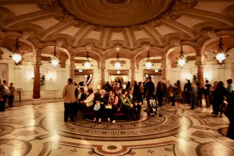 Meeting place of tour in the Rotonde des Abbonees-Paris Opera