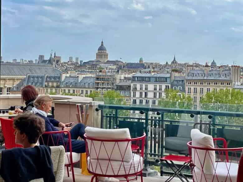 Vue sur Paris depuis la terrasse du bar Le Tout-Paris