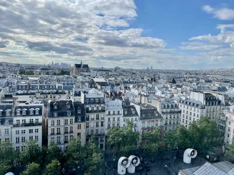 Vue depuis la passerelle du Centre Pompidou