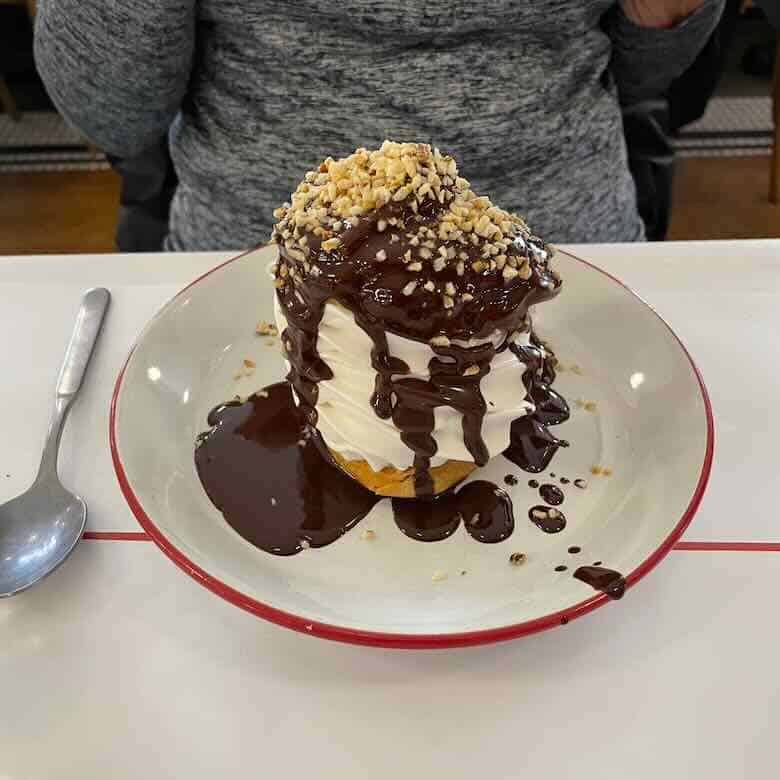 Profiterole with ice cream and a hot chocolate sauce-Bouillon Pigalle