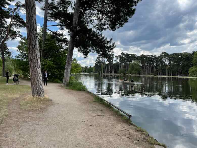 Path along Lac Inferieur in Bois de Boulogne
