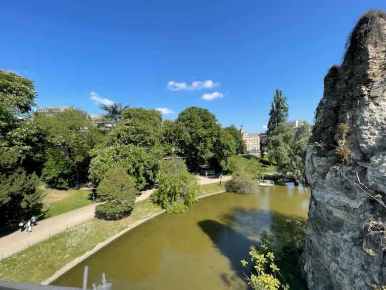 Running in Parc des Buttes-Chaumont