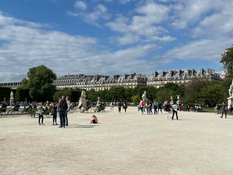 Running in Jardin des Tuileries