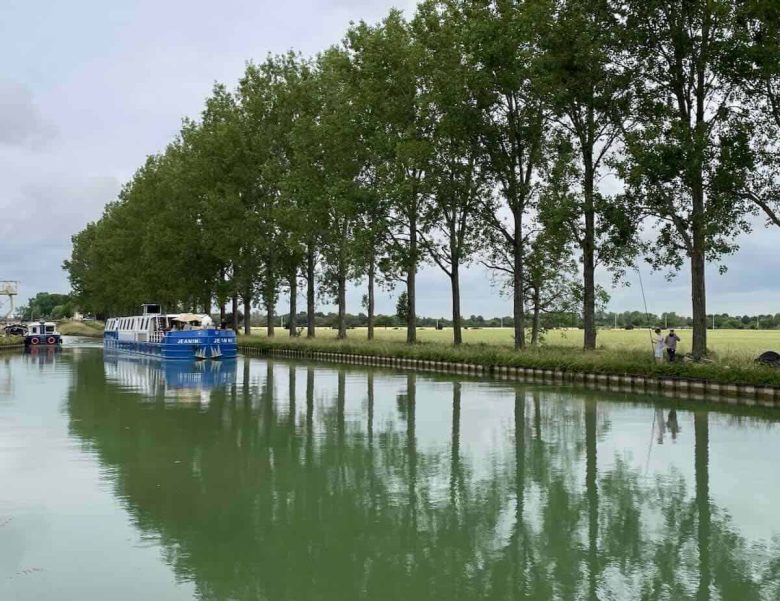 Walking along the Canal de Bourgogne