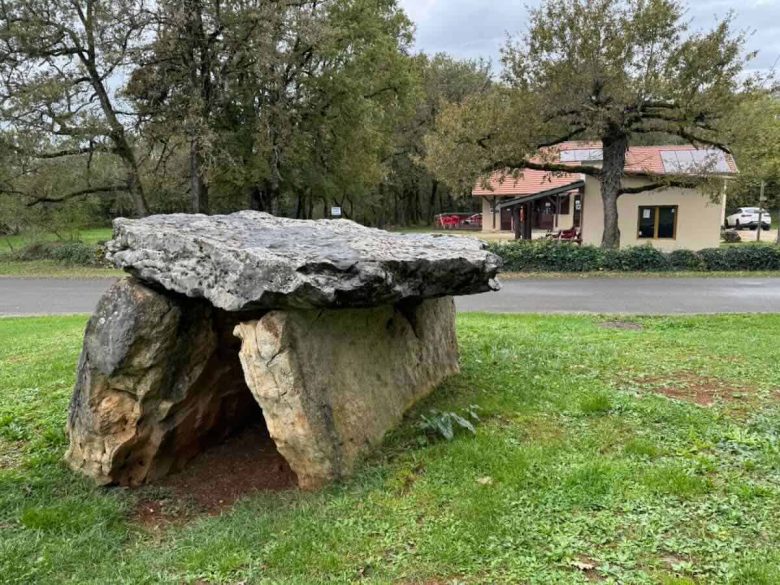 Dolmen at Le Grotte de Foissac