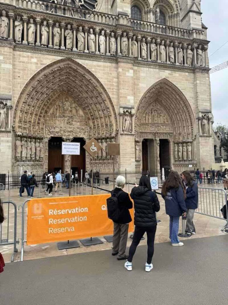 Entrance for those with reservations