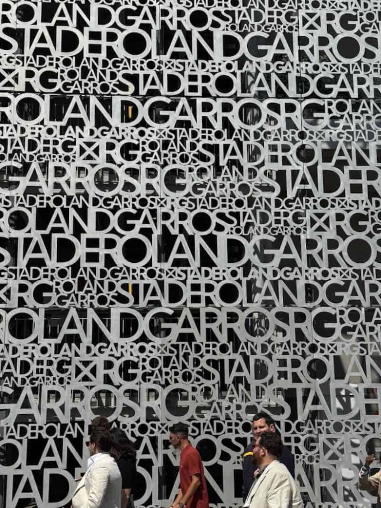 Aluminum letters on facade of main court-Roland-Garros
