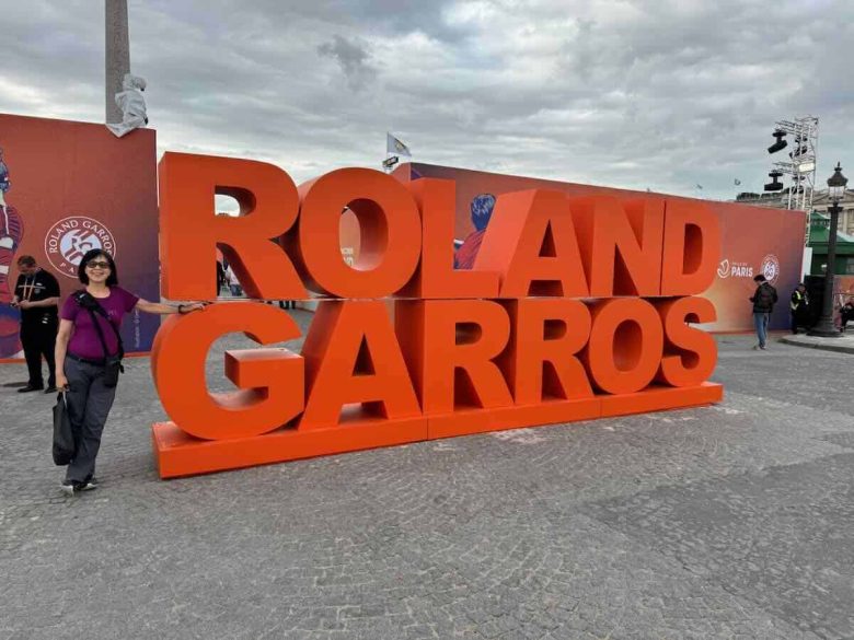 Jan and Roland-Garros sign at Place de la Concorde