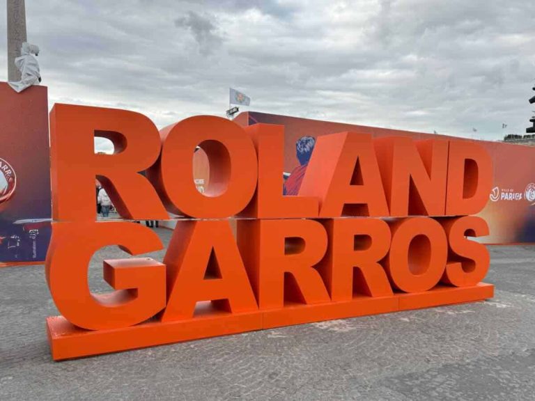 Roland-Garros sign at Place de la Concorde